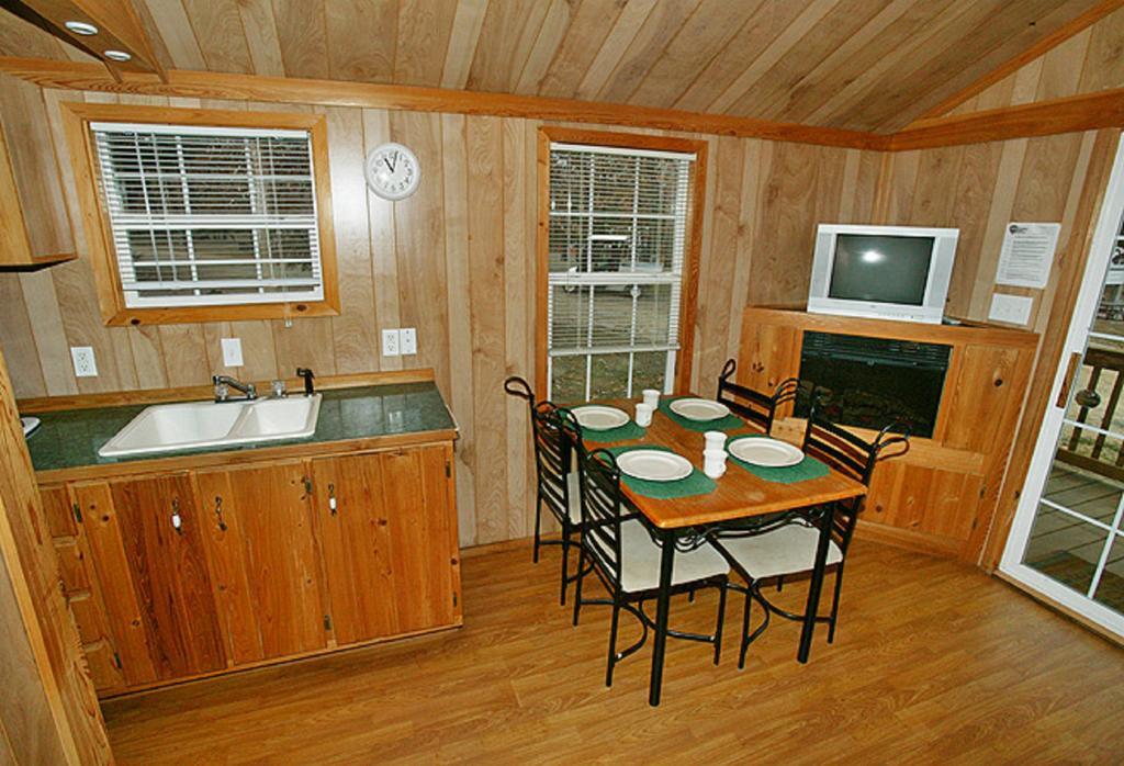 Arrowhead Camping Resort Deluxe Cabin 4 Douglas Center 외부 사진